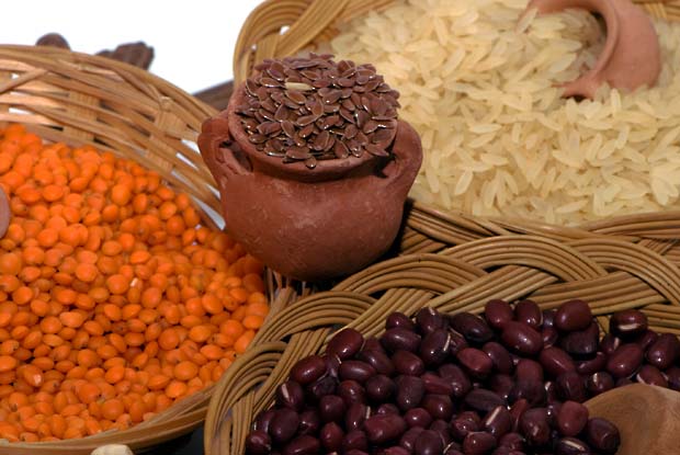 Picture of red lentils, kidney beans, brown rice and flax seeds.